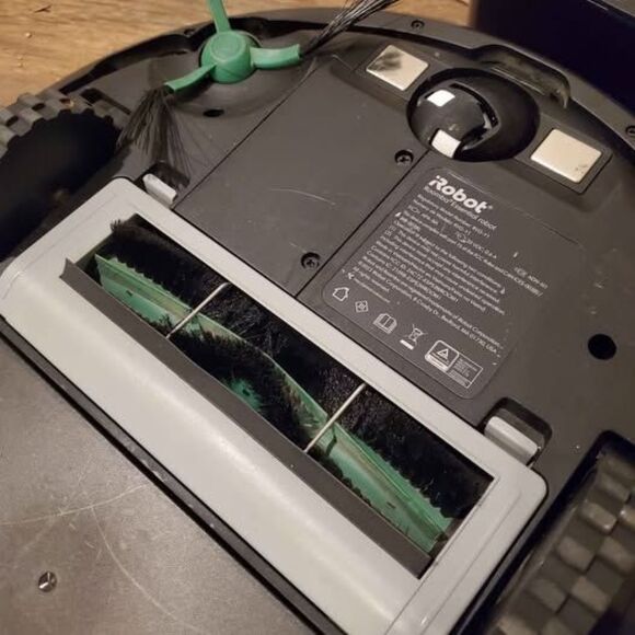 Roomba ESSENTIAL Q012020 vacuum robot with charger base - Picture 4 of 5